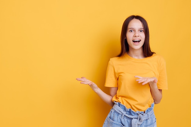 Schöne Mädchenmode in gelben T-Shirt-Denim-Shorts Lifestyle unverändert