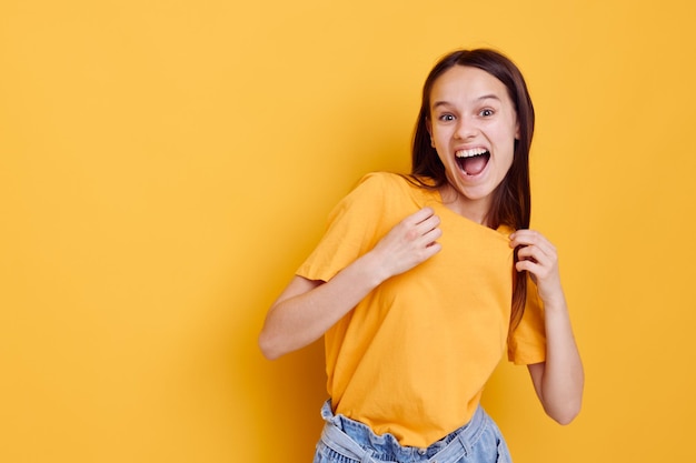 Schöne Mädchenmode in gelben T-Shirt-Denim-Shorts Lifestyle unverändert