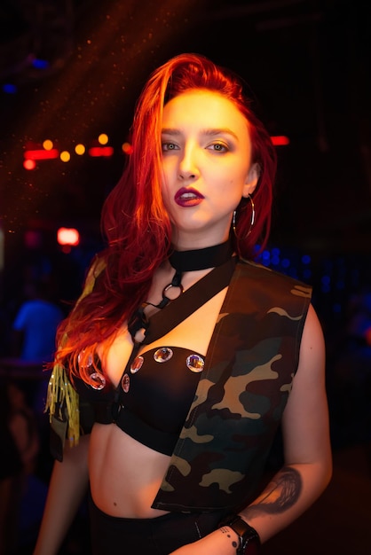 Schöne Mädchentänzerin, die auf der Bühne eines Nachtclub-Party-Konzepts posiert
