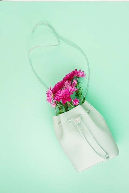 Schöne Mädchentasche mit Blumen. Weibliche urbane Mode, Shopping, Gfit-Ideen, Frühlings- und Sommer-Style