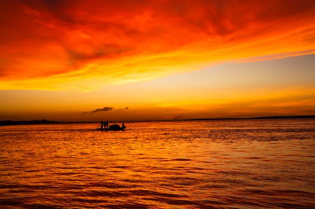 Schöne malerische Aussicht auf das Meer gegen den orangefarbenen Himmel