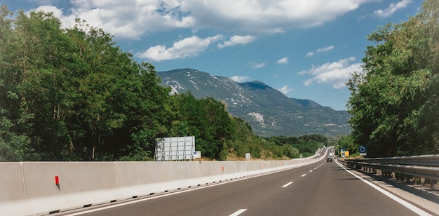 Schöne malerische Landschaft auf mit Wäldern bedeckten Bergen Blick aus dem Autofenster auf eine moderne und hochwertige Autobahn