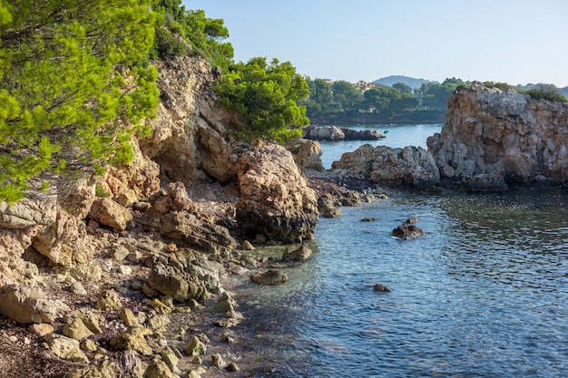 Schöne mallorquinische Landschaft mit felsigem Ufer, Mallorca, Spanien