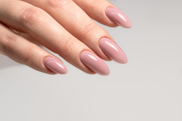 Schöne Maniküre mit rosa Nude-Gel-Nagellack Maniküre für Frauen mit Gel-Nagellack Lange Nägel Mandel