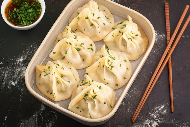 Foto schöne manti-dumplings in einer verlockenden präsentation im dunkeln