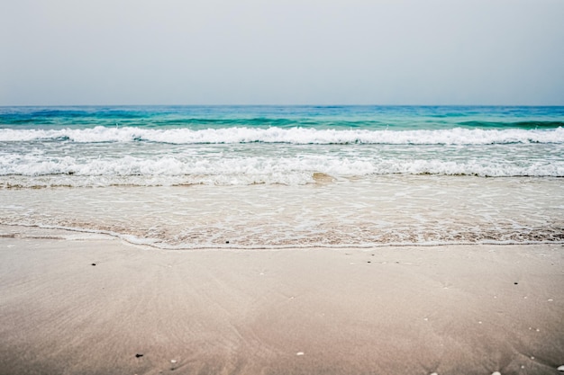 Schöne Meer- oder Ozeanhorizont-Küstenansicht vom tropischen Sandstrand-Sommerferienreise- und -ferienziel