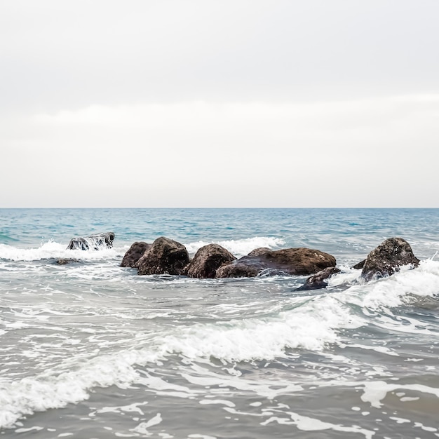 Schöne Meer- oder Ozeanhorizont-Küstenansicht vom tropischen Sandstrand-Sommerferienreise- und -ferienziel