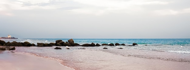 Schöne Meer- oder Ozeanhorizont-Küstenansicht vom tropischen Sandstrand-Sommerferienreise- und -ferienziel