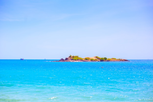 Schöne Meer- und Felsenlandschaft. Koh Samae Sarninsel in Thailand.