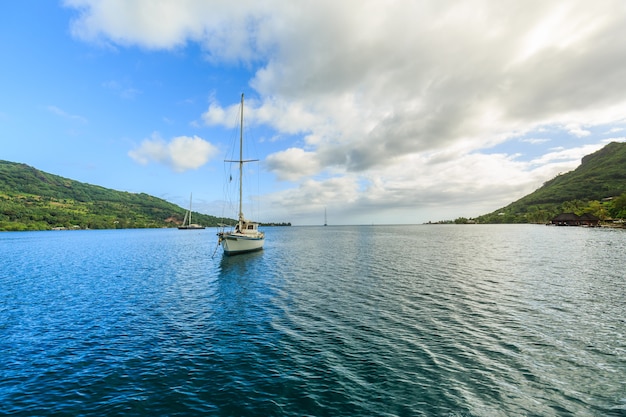Schöne Meer- und Segelboote in Moorea-Insel bei Tahiti PAPEETE, FRANZÖSISCH-POLYNESIA.