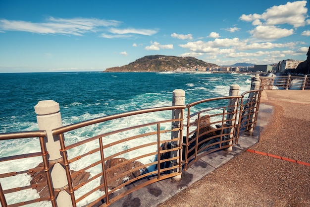 Schöne Meereslandschaft in Nordspanien Die felsige Küste an einem sonnigen Tag Schöne Naturlandschaft mit stürmischer See Der Damm in San Sebastian Baskenland Spanien Europa