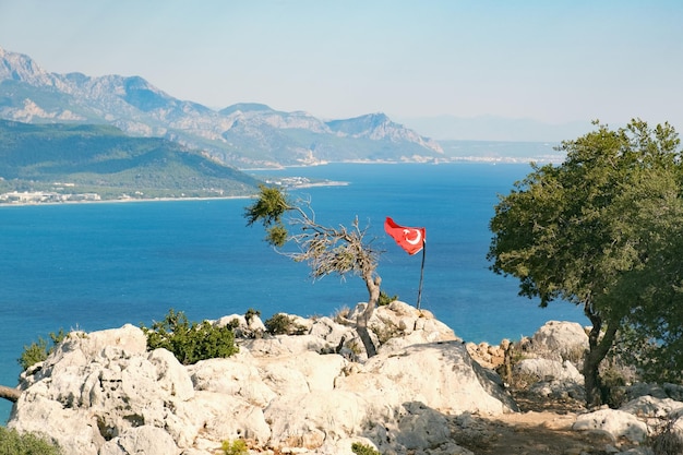 Schöne Meereslandschaft mit der Flagge der Türkei, die im Wind flattert
