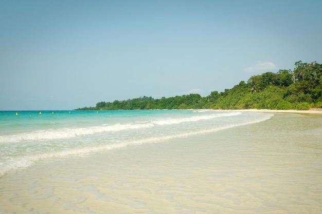 Schöne Meereslandschaft mit weißem Sand am Strand