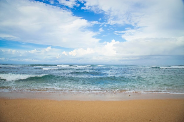Schöne Meereslandschaft Wellen am Strand und blauer Himmel