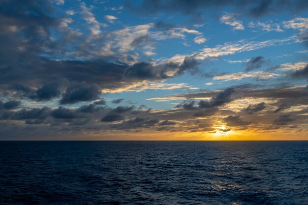 Schöne Meereslandschaft - Wellen und Himmel mit Wolken mit schöner Beleuchtung. Goldene Stunde. Sonnenuntergang am Meer.