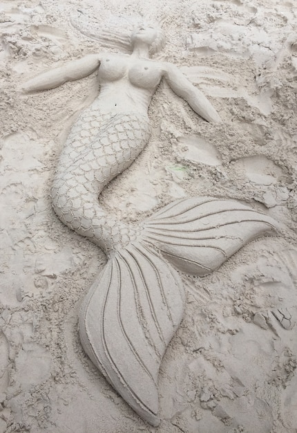 Schöne Meerjungfrau aus feinem Sand.