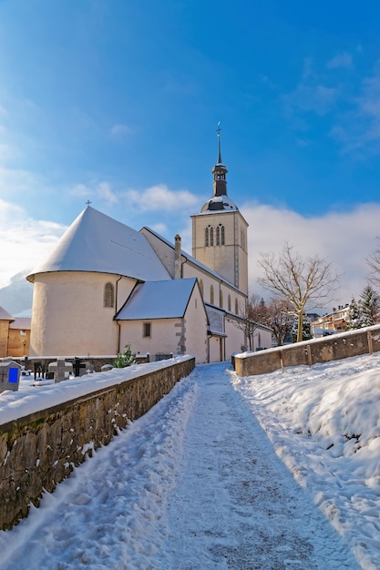 Schöne mittelalterliche Kirche in der Nähe von Schloss Gruyere an einem sonnigen Wintertag, Schweiz