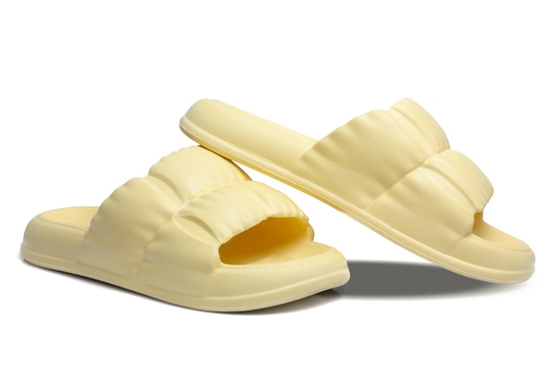 Schöne modische gelbe Sandalen isoliert auf weißem Hintergrund mit Beschneidungspfad