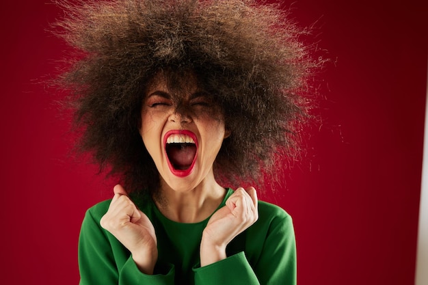 Schöne modische Mädchen Afro-Frisur grünes Kleid Emotionen Nahaufnahme Studiomodell unverändert