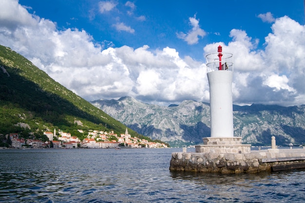 Schöne Montenegro-Ansichtsommerlandschaft, mit Leuchtturm nahe Perast-Stadt