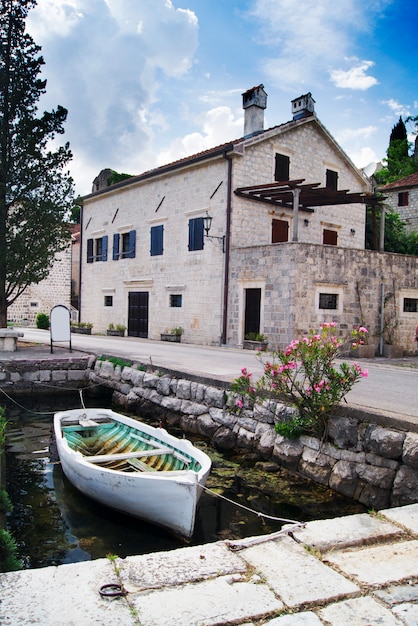 Schöne Montenegro-Seeansicht mit Bootslandschaft an Perast-Stadt