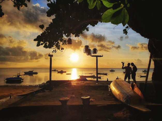 Schöne Morgensonne am Strand in Sanur Bali, Indonesien