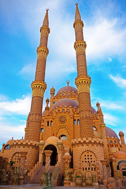 Schöne Moschee auf dem Hintergrund des blauen Himmels.