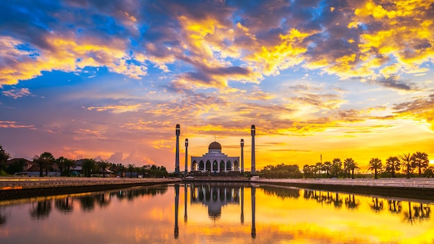 Schöne Moschee im Sonnenuntergang