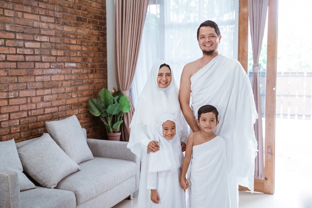 Schöne muslimische Familie Hadsch