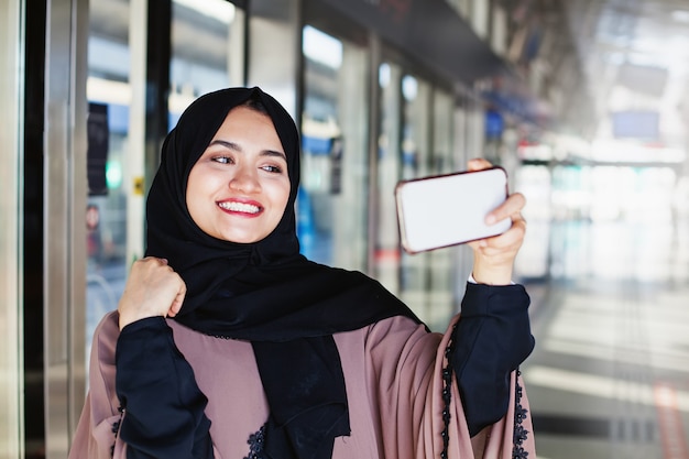 Schöne muslimische Frau, die selfie macht