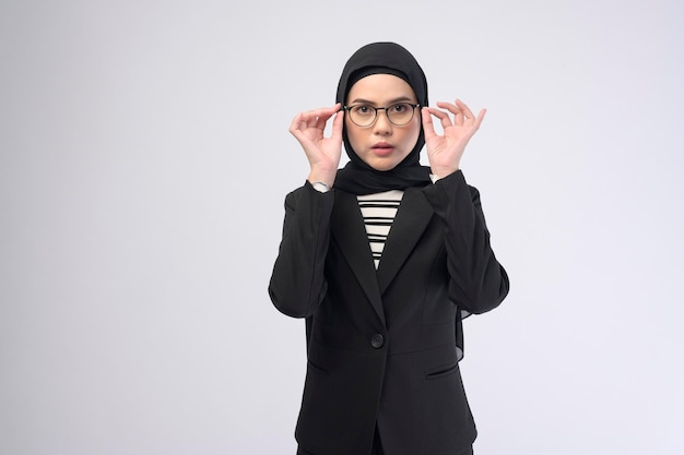 Schöne muslimische Frau mit Brille über weißem Hintergrund Studio