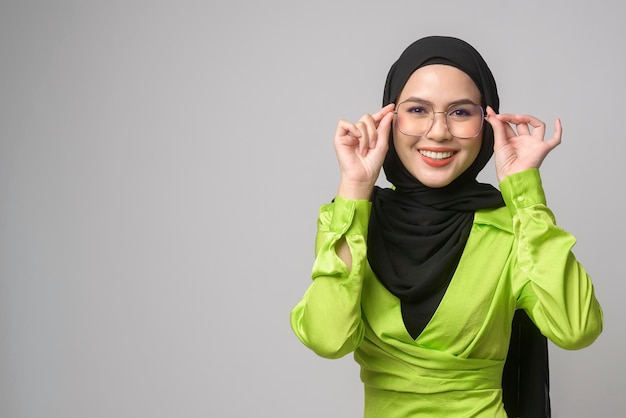 Schöne muslimische Frau mit Hijab mit Brille auf weißem Hintergrund studio eyecare conceptx9