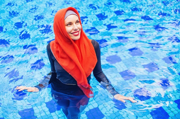 Foto schöne muslimische frau schwimmt