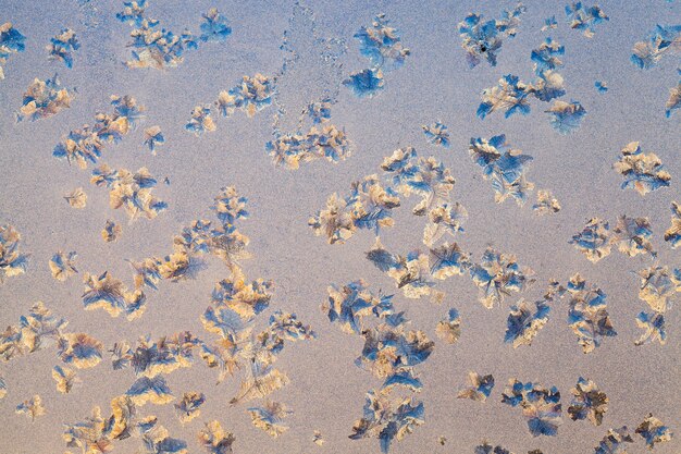 Schöne Muster auf dem Fensterglas im Winter, Frost auf dem Glas nach Winterfrösten