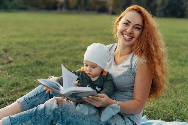 Schöne Mutter liest ein Buch mit ihrem süßen Jungen