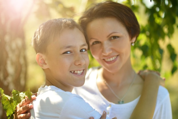 Foto schöne mutter mit sohn im park