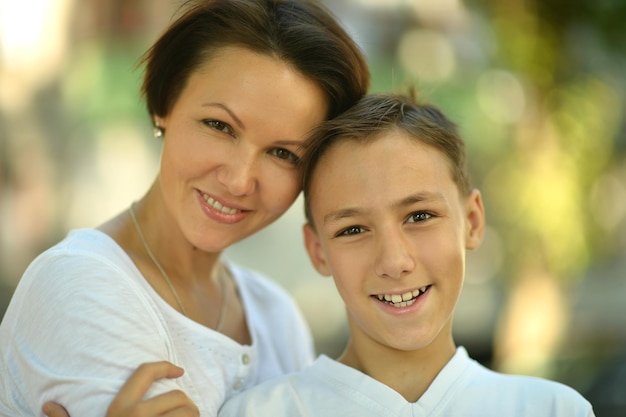 Schöne Mutter mit Sohn im Park