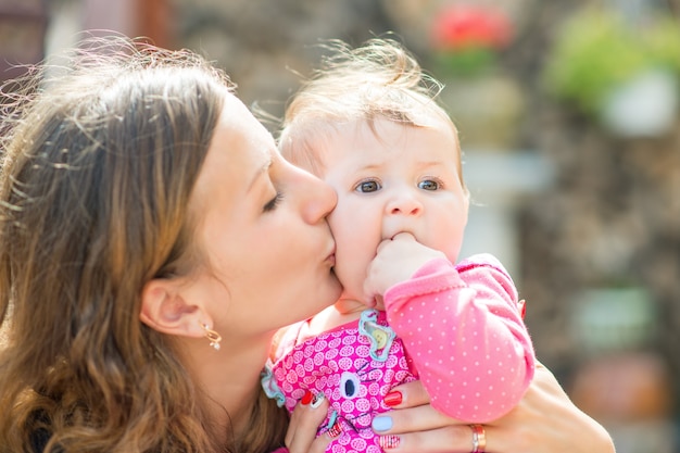 Schöne Mutter und Baby draußen