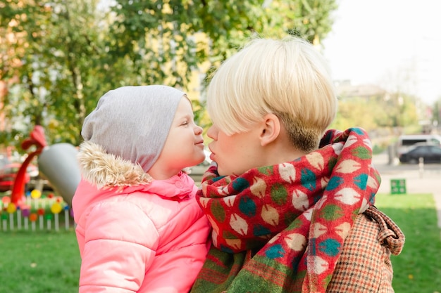 Schöne Mutter und Baby draußen