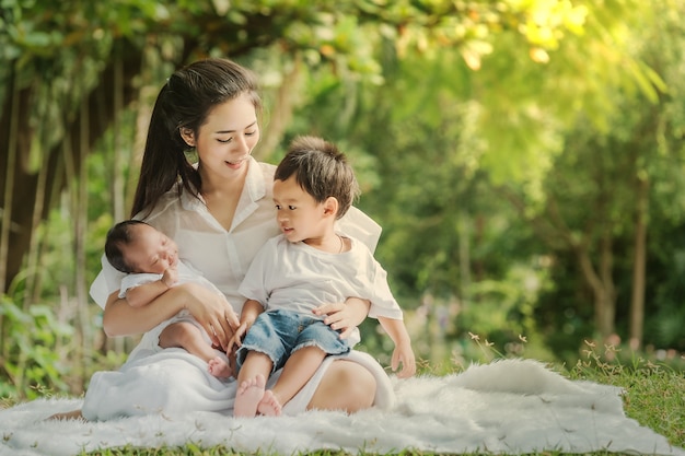 Schöne Mutter und Baby in einem asiatischen Park