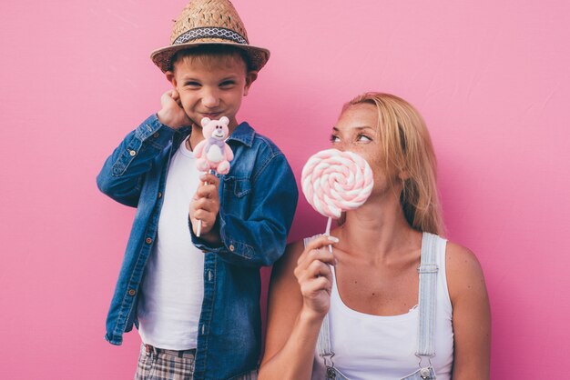 Schöne Mutter und Sohn