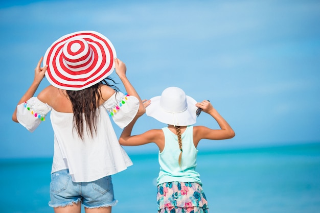 Schöne Mutter und Tochter am karibischen Strand. Familienstrandurlaub