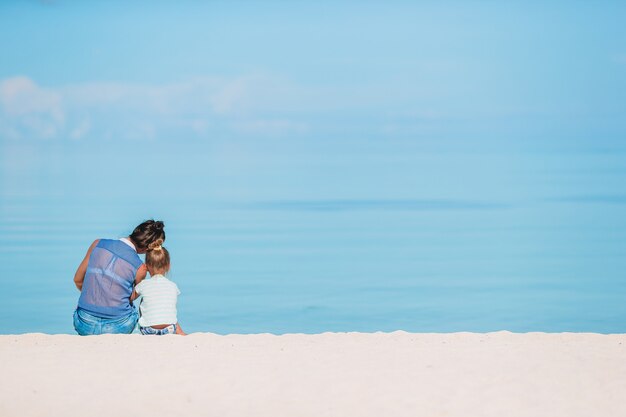 Schöne Mutter und Tochter am karibischen Strand