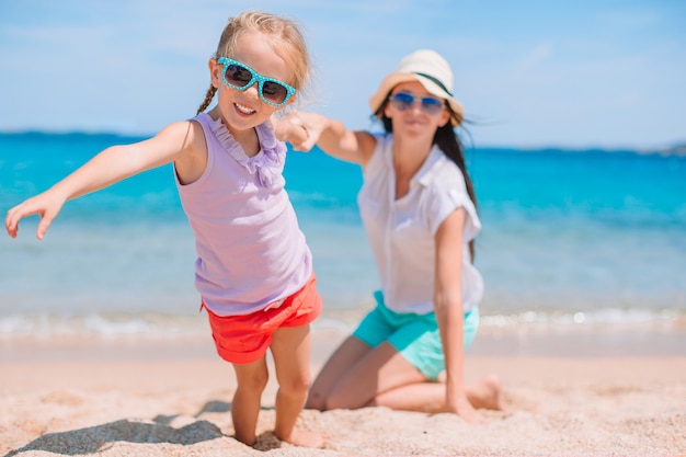 Schöne Mutter und Tochter am Strand