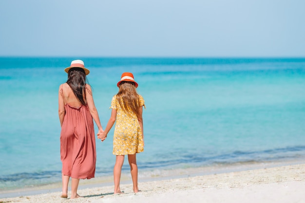 Schöne Mutter und Tochter am Strand