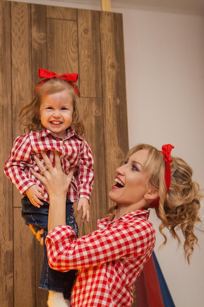 Foto schöne mutter und tochter im pinup-stil haben spaß an der passenden kleidung für mutter und tochter