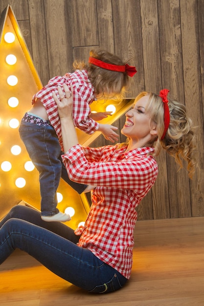 Schöne Mutter und Tochter im Pinup-Stil haben Spaß an der passenden Kleidung für Mutter und Tochter