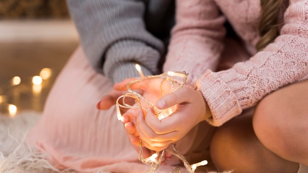 Foto schöne mutter und tochter verbringen zeit miteinander