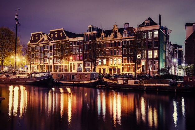 Schöne Nacht in Amsterdam. Beleuchtung von Gebäuden