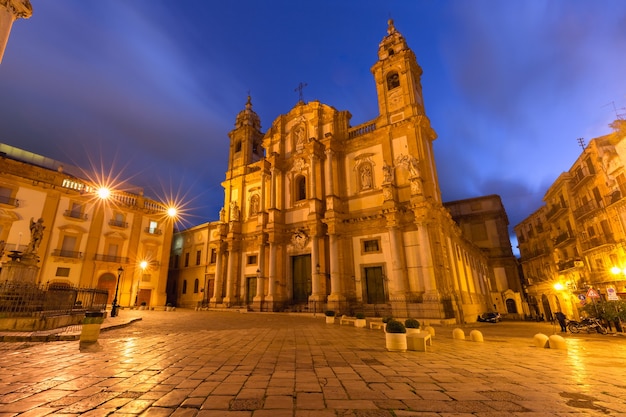 Schöne Nachtansicht der Piazza San Domenico und der Kirche des Heiligen Dominikus in Palermo, Sizilien, Süditalien